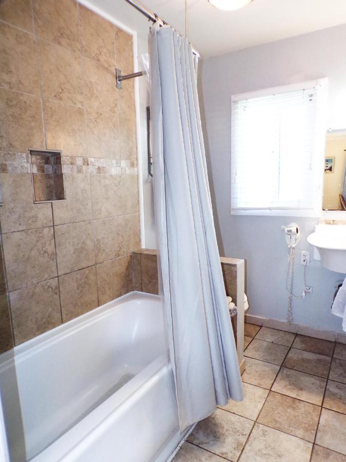 Shoreline Motel 3*